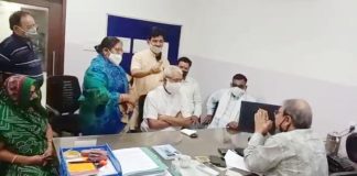 BJP leaders listened to the COO of the power company, watch the video ...