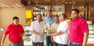 Superintendent of Police Yadav tasted the sweets of Bhikharam Chandmal