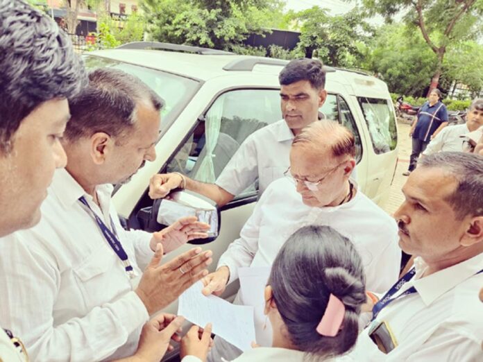 Nurses sitting on dharna gave memorandum to education minister, protest continues