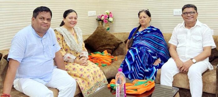 Greeting Vasundhara Raje in Mahavir Ranka's office