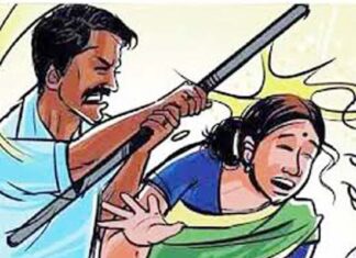 Mother and son-daughter were beaten, their modesty was violated, they snatched the gold chain and ran away.