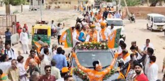 Flowers showered on the road show, welcome at many places, watch video…