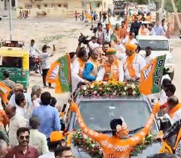Flowers showered on the road show, welcome at many places, watch video…