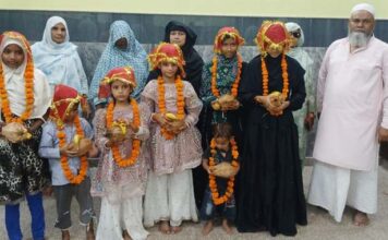 Muslim families performed Kanya Pujan, covered their daughters with mother's dupatta